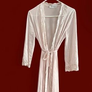 Vassarette Soft Pink Lace Robe